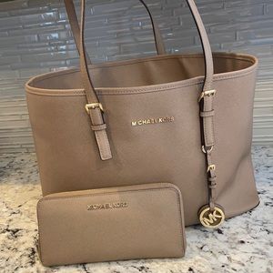 Michael Kors beige tote bag w matching wallet